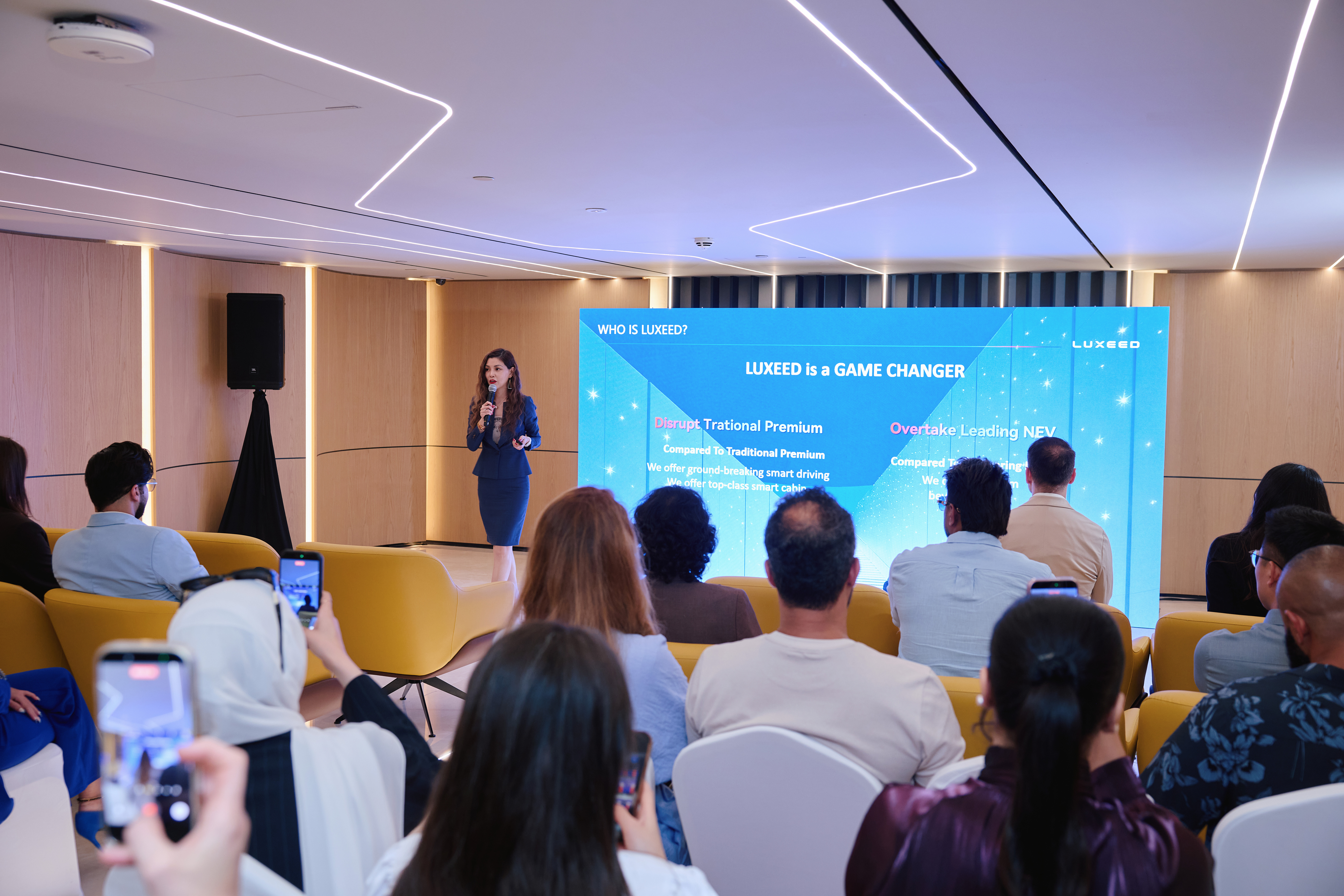 LUXEED R7 Global Media Test Drive Successfully Held in