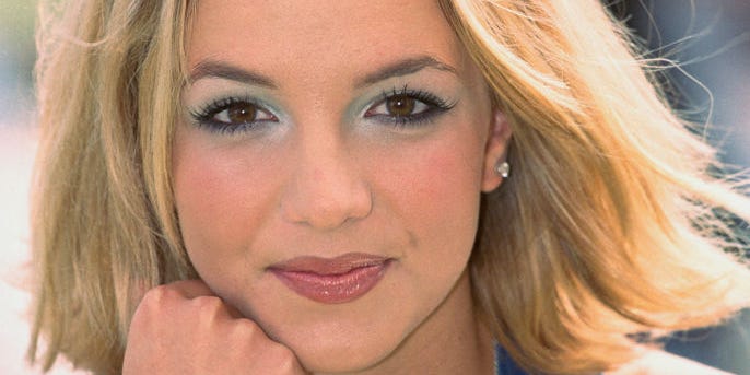 Your Favorite Early-2000s Makeup Trends Are Back, but With a Modern Twist