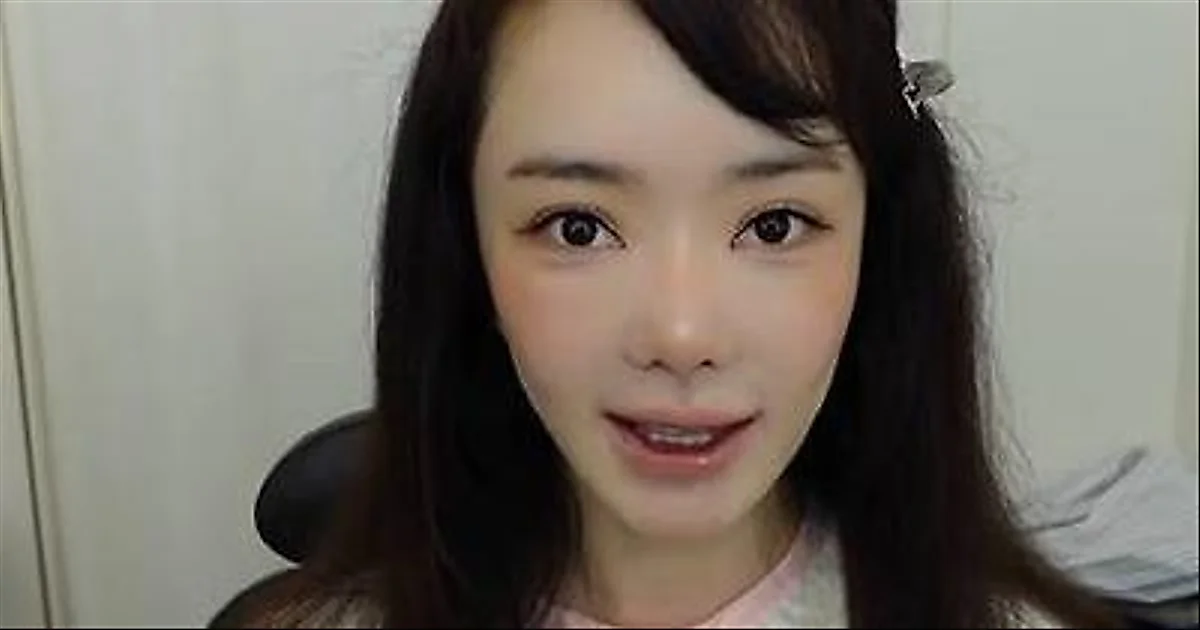 Seo Woo transforms with nostalgic semi-smoky makeup look
